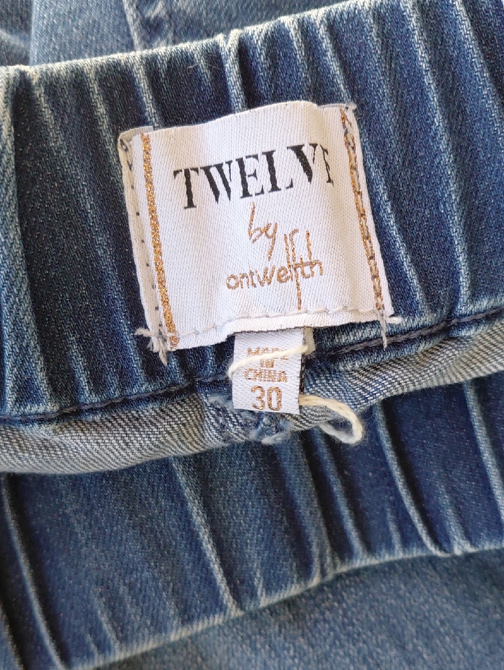 8405...Women's Pull-On Capri Jeans Size 30, 20" Inseam 11 1/2" Rise - Picture 5 of 6